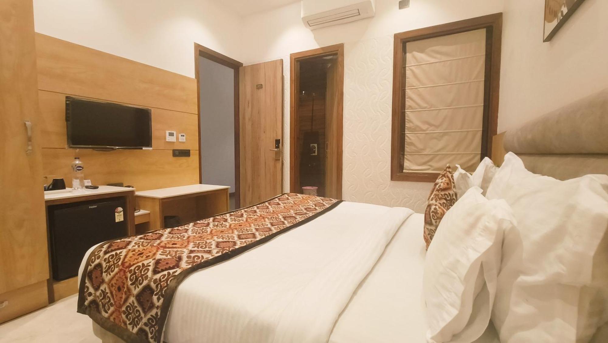 Blessings Hotel Amritsar Buitenkant foto