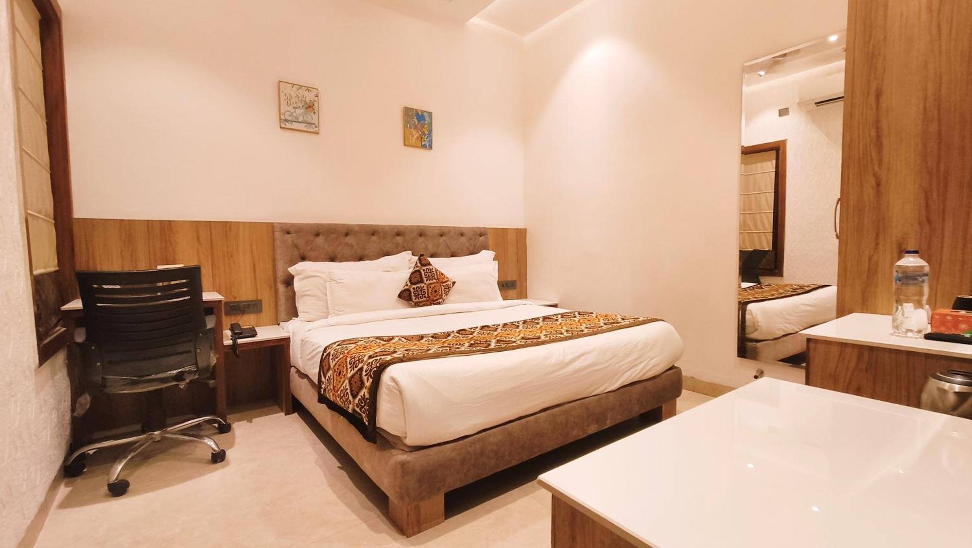 Blessings Hotel Amritsar Buitenkant foto